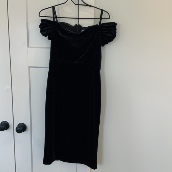 Nicole Miller Off the Shoulder Velvet Dress w/ Ruched Sleeves Size 4 in Black - Picture 4 of 9